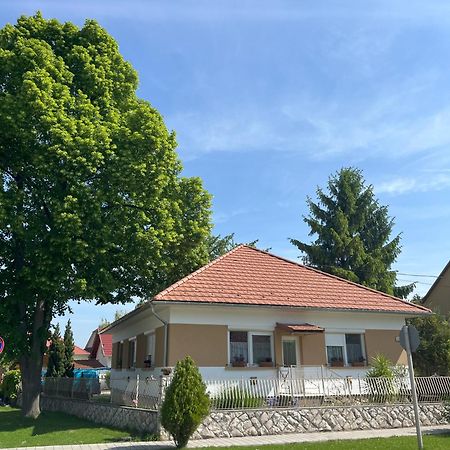 Cseresznyes Haz Lipót Εξωτερικό φωτογραφία
